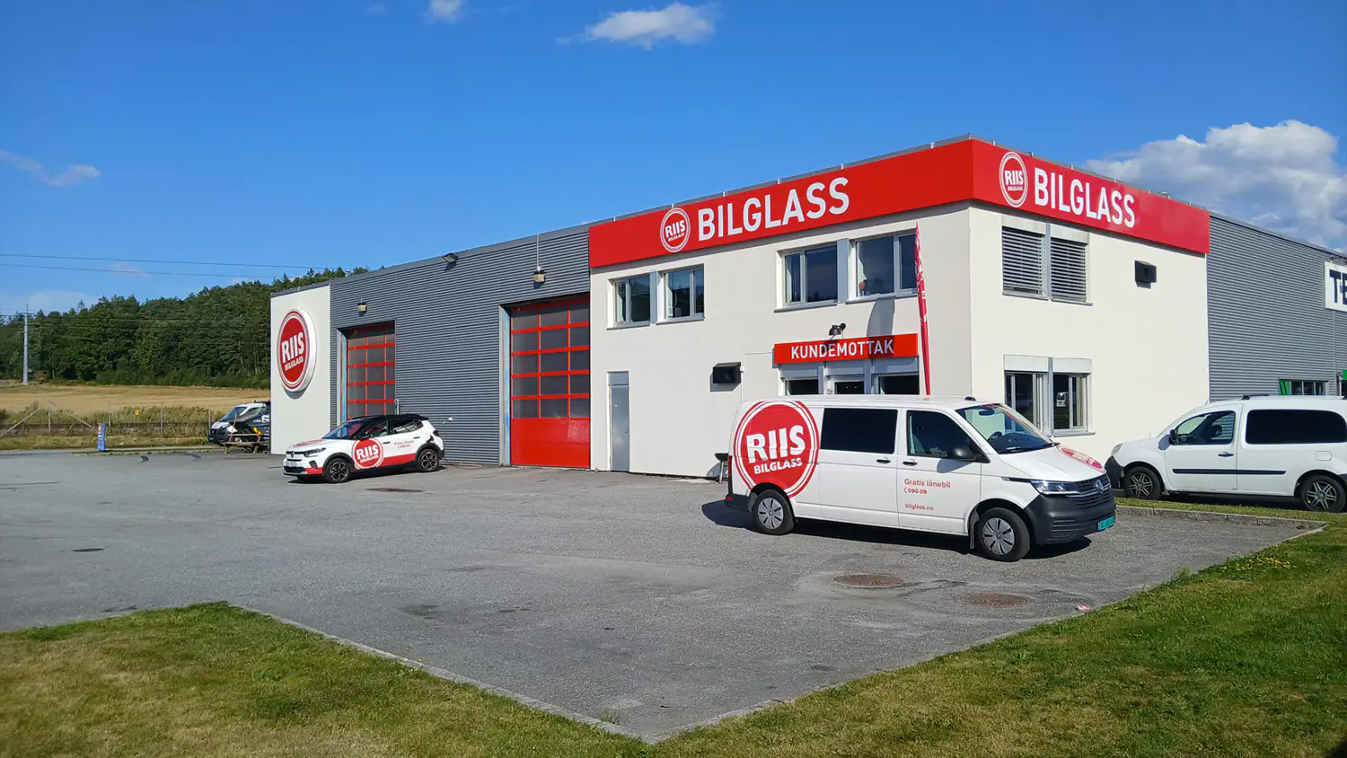 Bilde av den nye fasaden til RIIS Bilglass i Ås